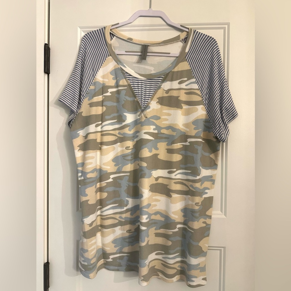 HoneyMe short sleeve camo / striped top
